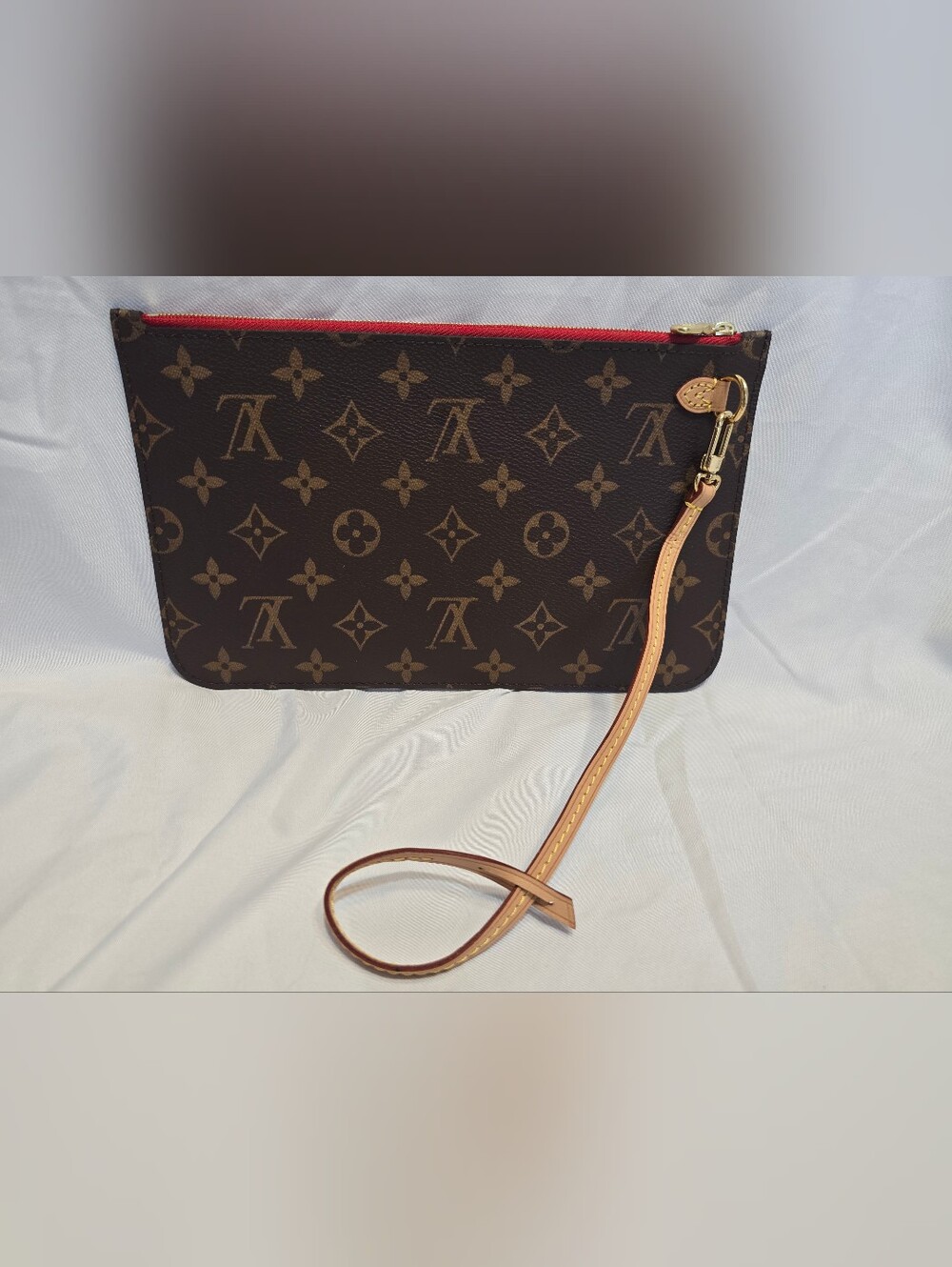 Authentic Louis Vuitton Neverfull Pochette in classic Monogram canvas.